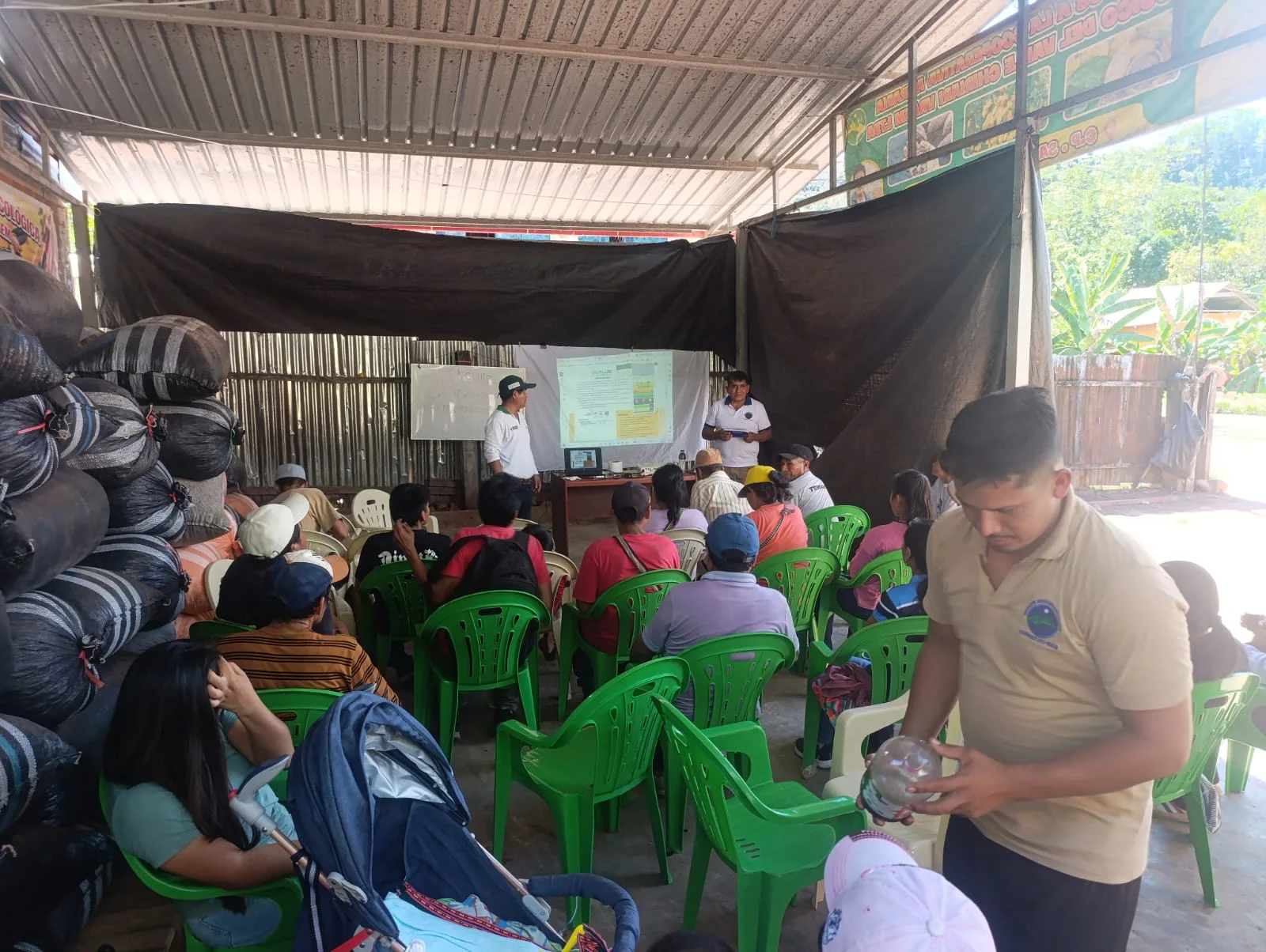 Miembros de la cooperativa participando en una jornada de capacitación