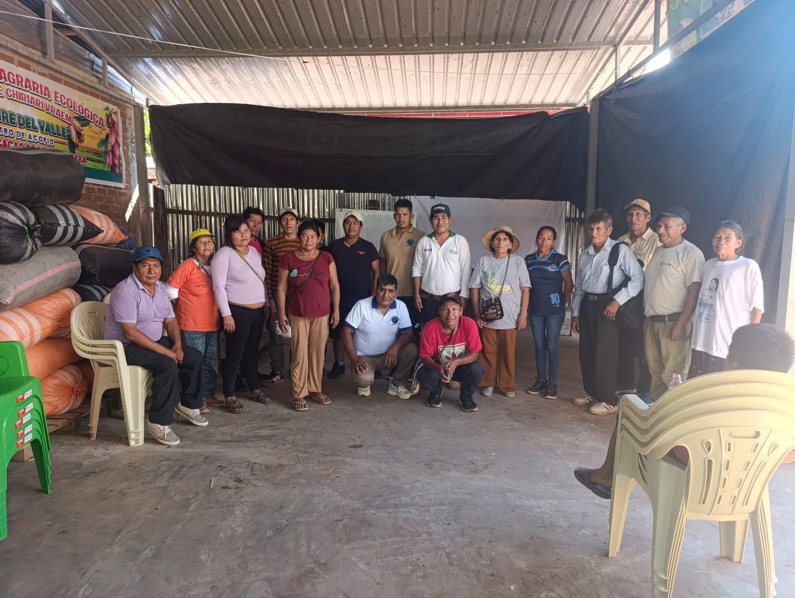 Socios reunidos en el centro de acopio de la cooperativa